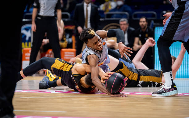 并通过短传 并通过短传