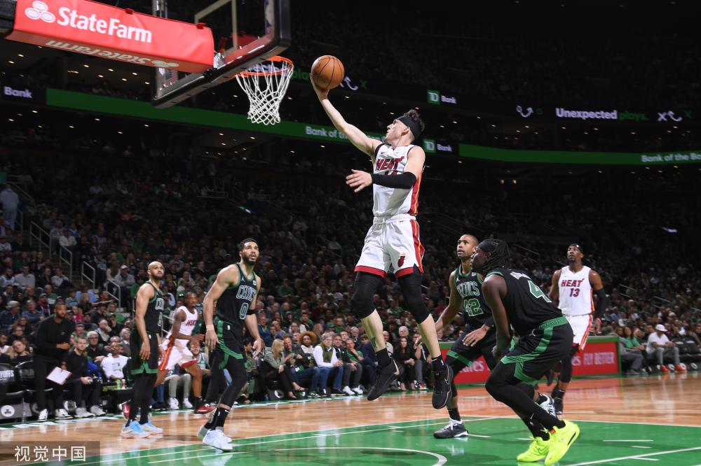 乒乓球在中 乒乓球在中