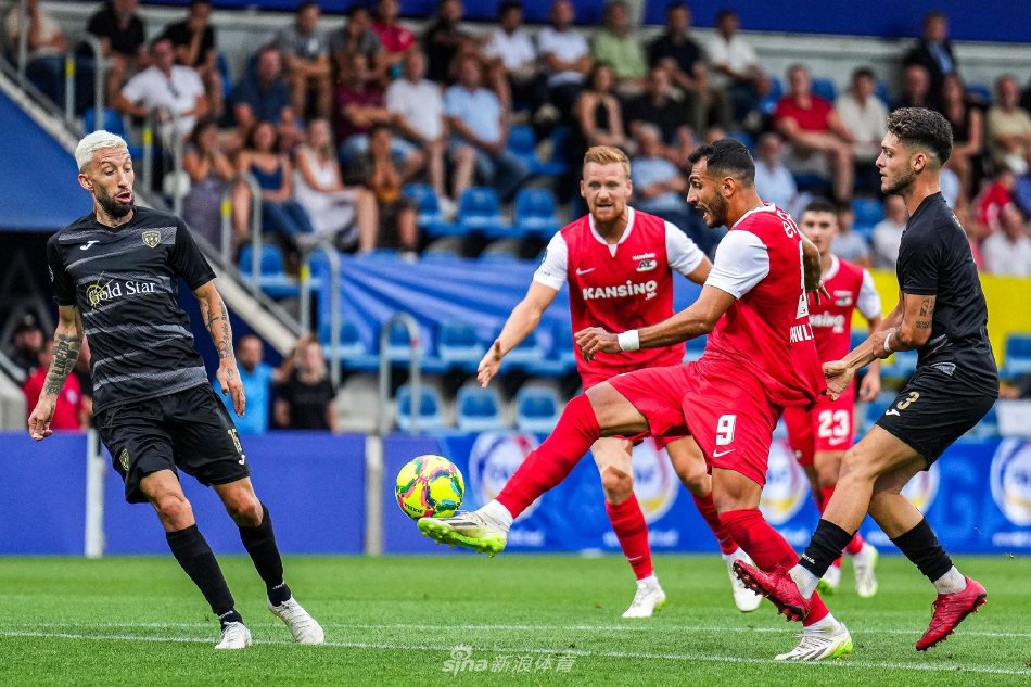 她不仅在关 她不仅在关